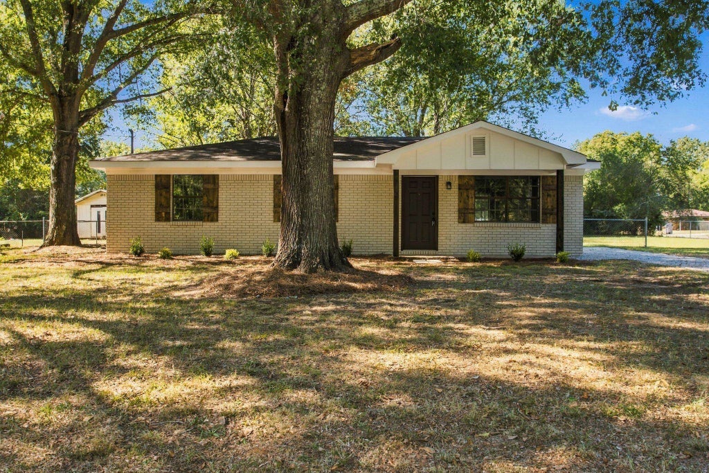 Photo of 108 N Forest Dr, Killen, AL 35645 (MLS # 531609)
