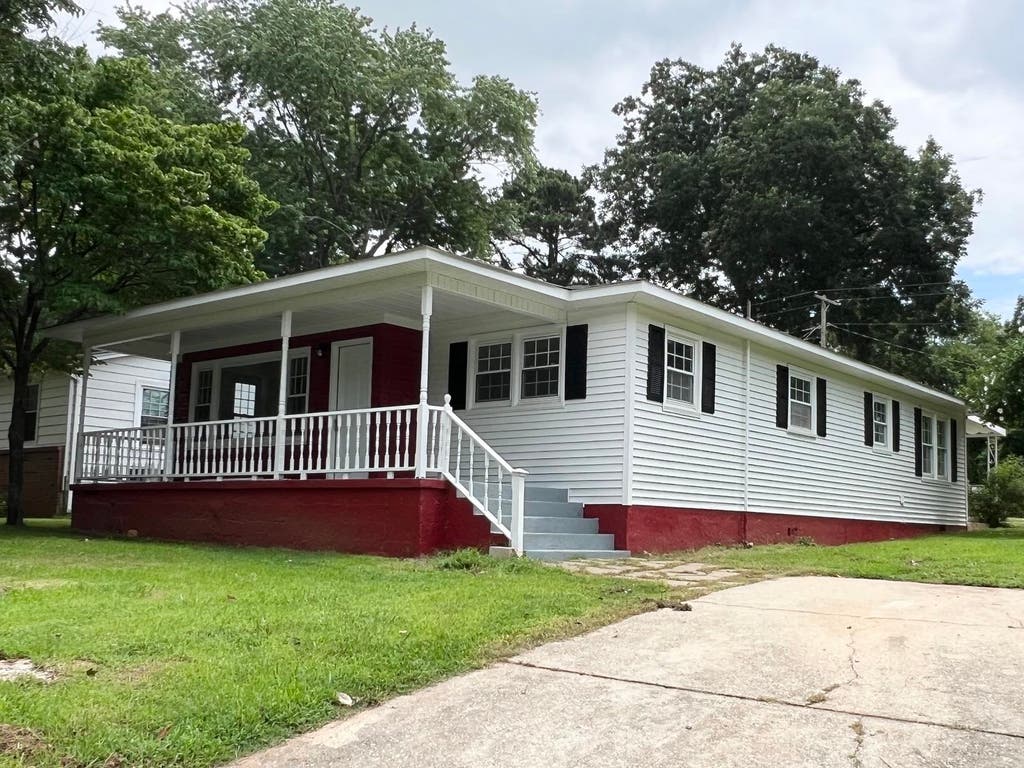 Photo of 326 Barbour St, Florence, AL 35630 (MLS # 529563)