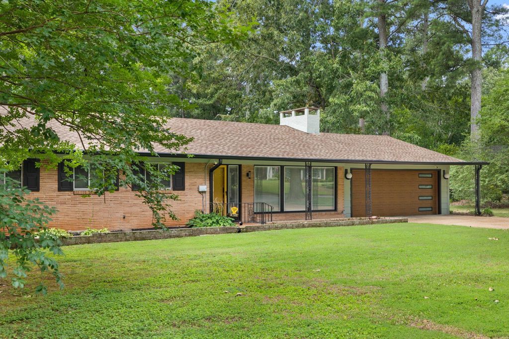 Photo of 2132 Chickasaw Dr, Florence, AL 35630 (MLS # 529875)
