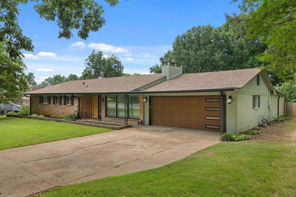 Photo of 2132 Chickasaw Dr, Florence, AL 35630 (MLS # 529875)