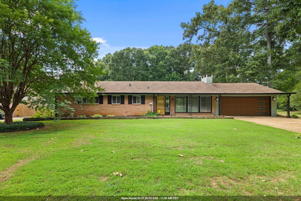 Photo of 2132 Chickasaw Dr, Florence, AL 35630 (MLS # 529875)