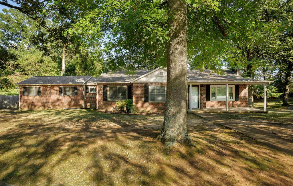 Photo of 1002 Dixie Ave, Florence, AL 35630 (MLS # 531317)