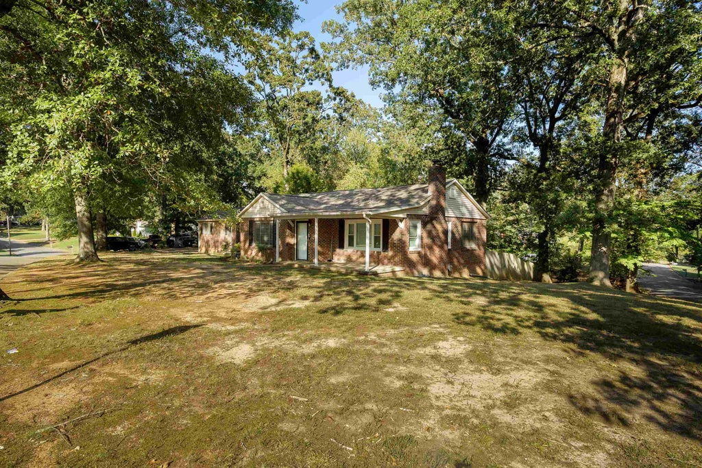 Photo of 1002 Dixie Ave, Florence, AL 35630 (MLS # 531317)