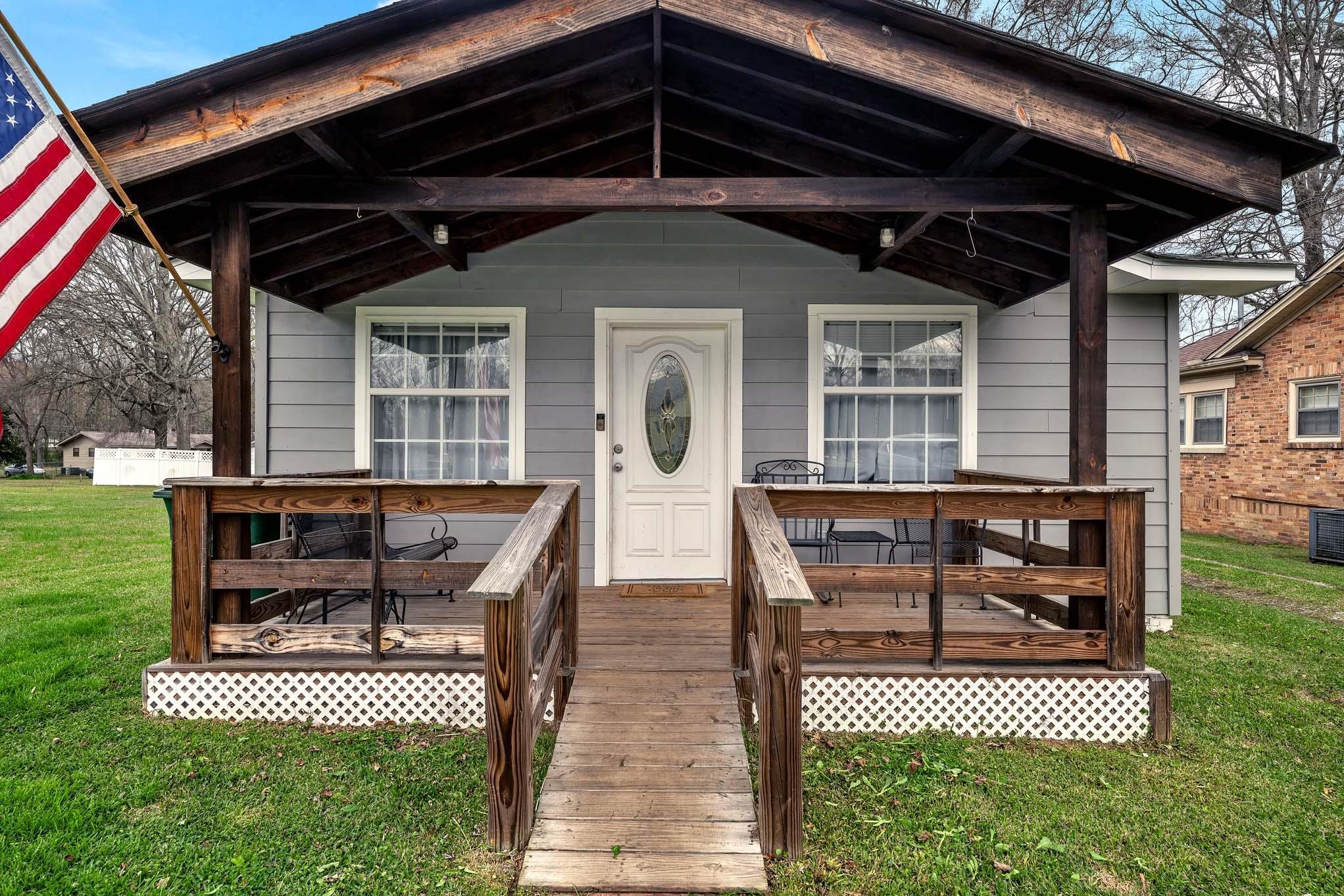 606 Blountsville St NE