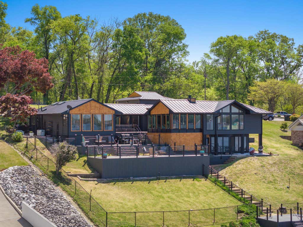 Photo of 105 Lake View Dr, Muscle Shoals, AL 35661 (MLS # 530103)