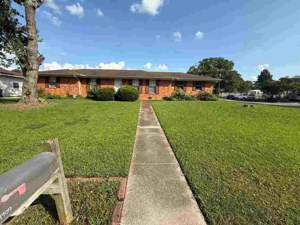 Photo of 1909 Azalea Cir SW, Decatur, AL 35601 (MLS # 529386)