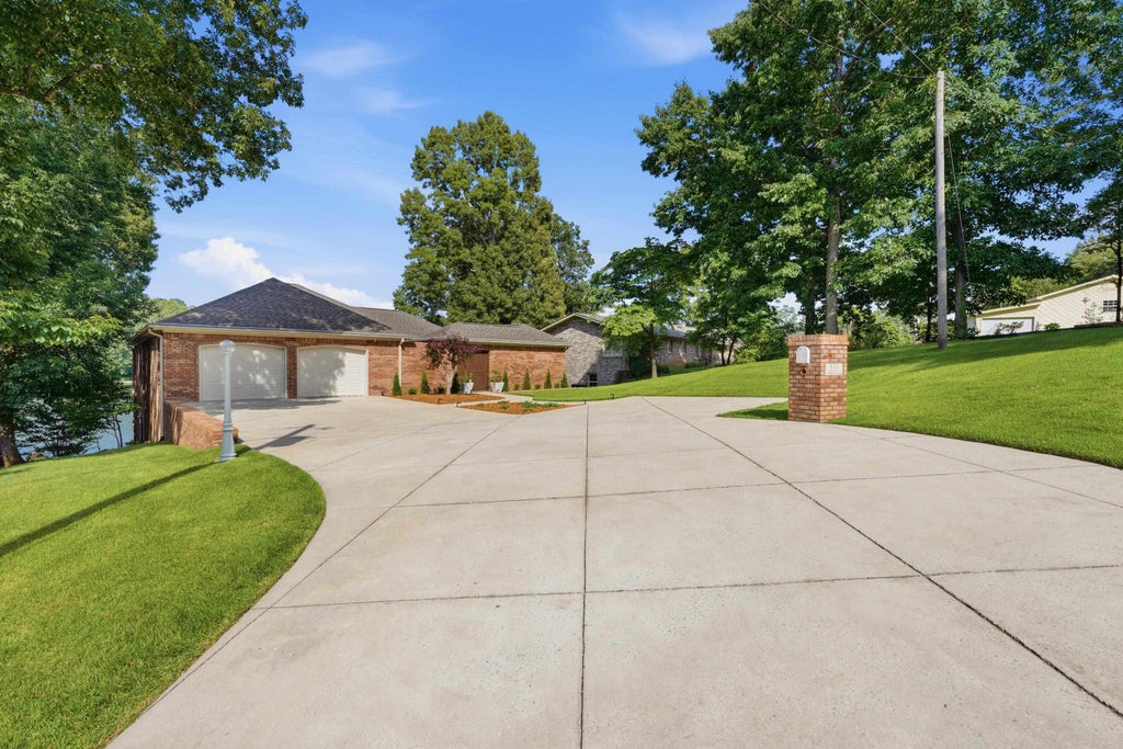 Photo of 331 Carson Rd, Muscle Shoals, AL 35661 (MLS # 529740)