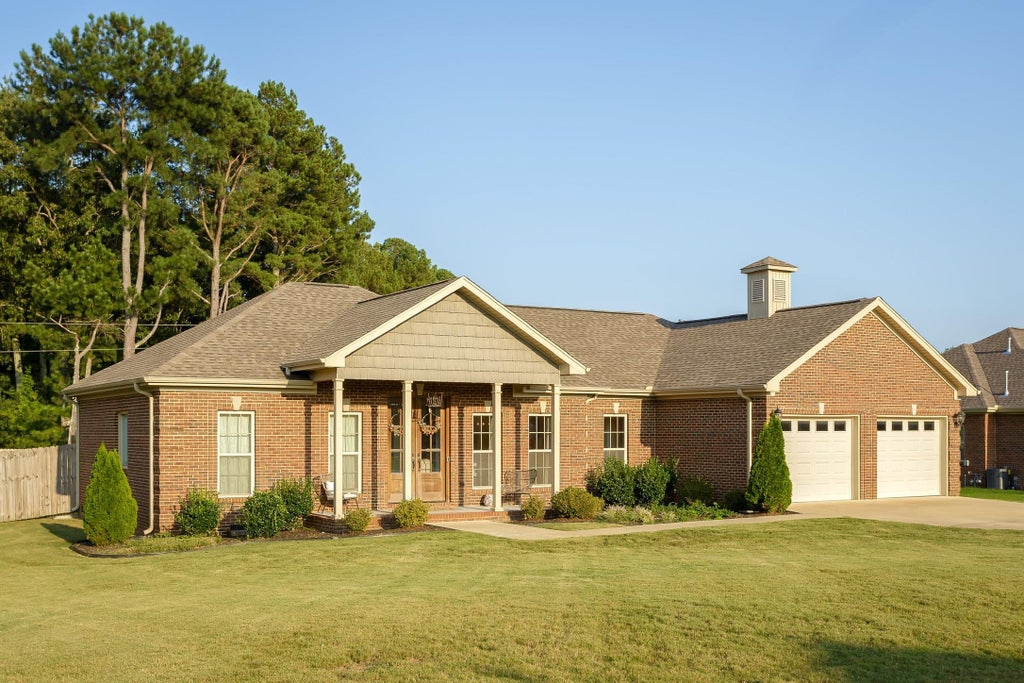 Photo of 313 Dartmoor Dr, Killen, AL 35645 (MLS # 530077)