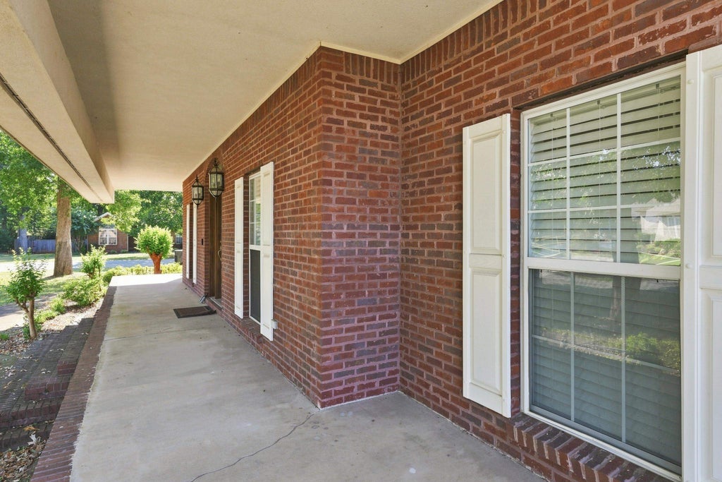 Photo of 693 Brandon Dr, Muscle Shoals, AL 35661 (MLS # 531055)