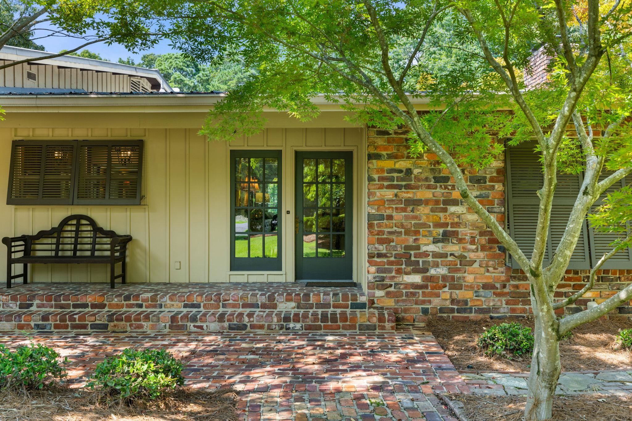 1537 Woodard Dr