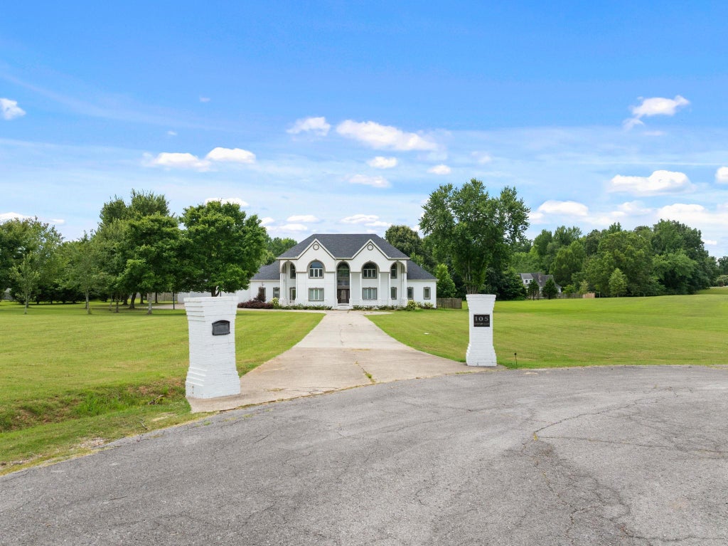 Photo of 105 Hunters Ln, Florence, AL 35630 (MLS # 530328)
