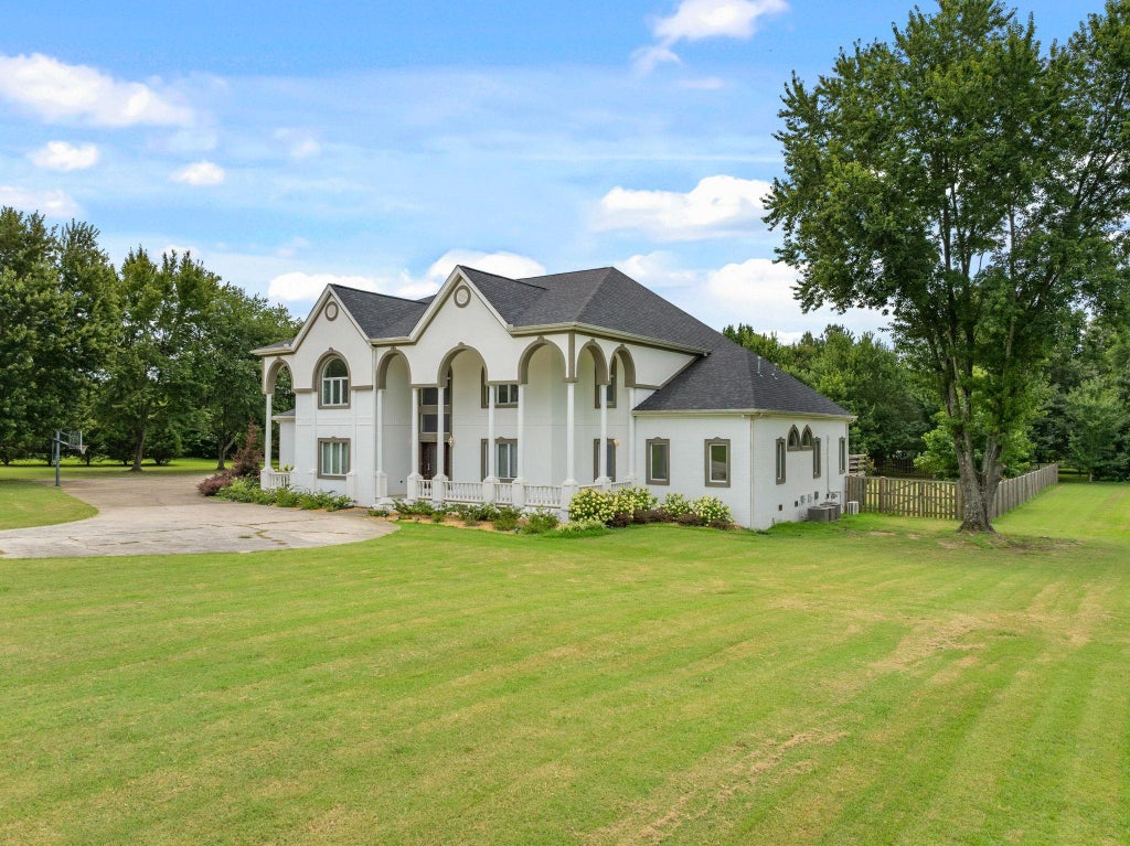 Photo of 105 Hunters Ln, Florence, AL 35630 (MLS # 530328)