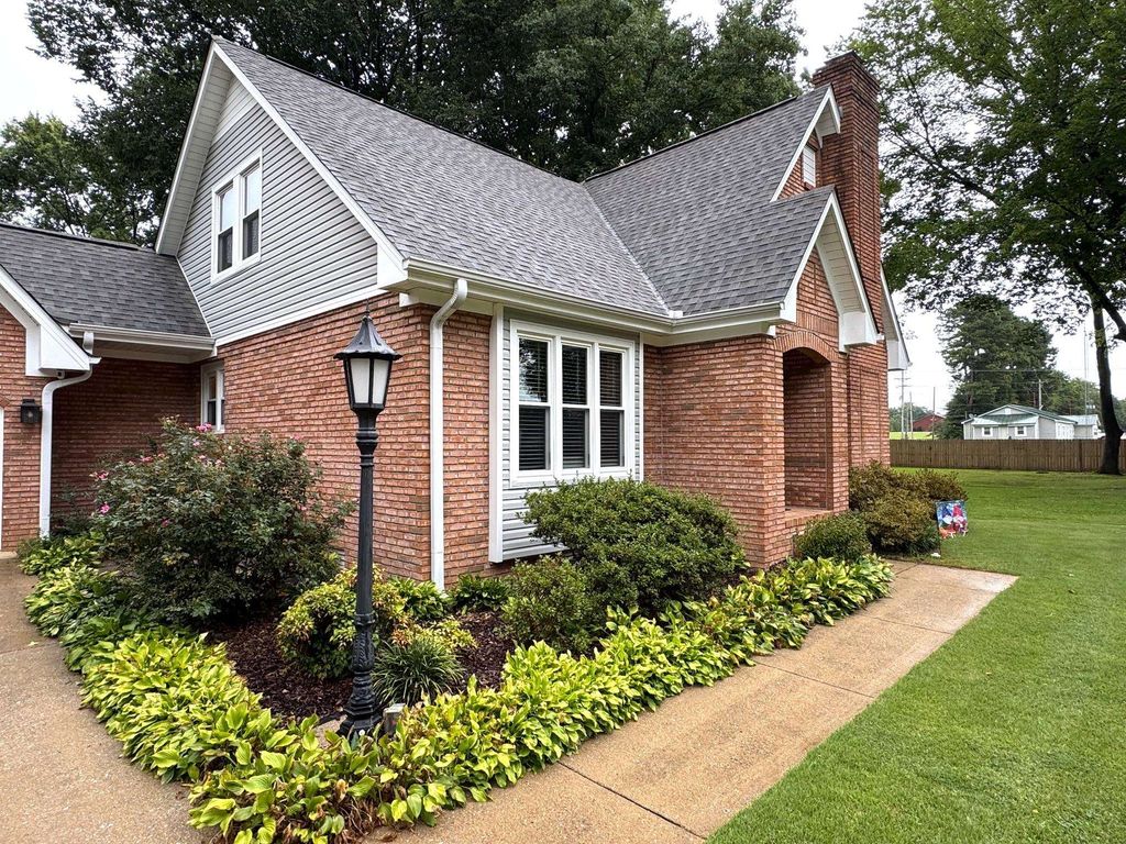 Photo of 106 Royal Oak Rd, Florence, AL 35633 (MLS # 530134)