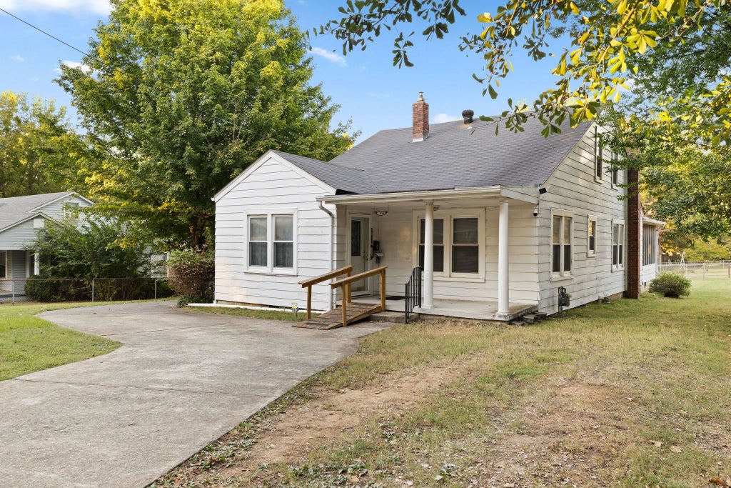 Photo of 1560 Sherrod Ave, Florence, AL 35630 (MLS # 531632)
