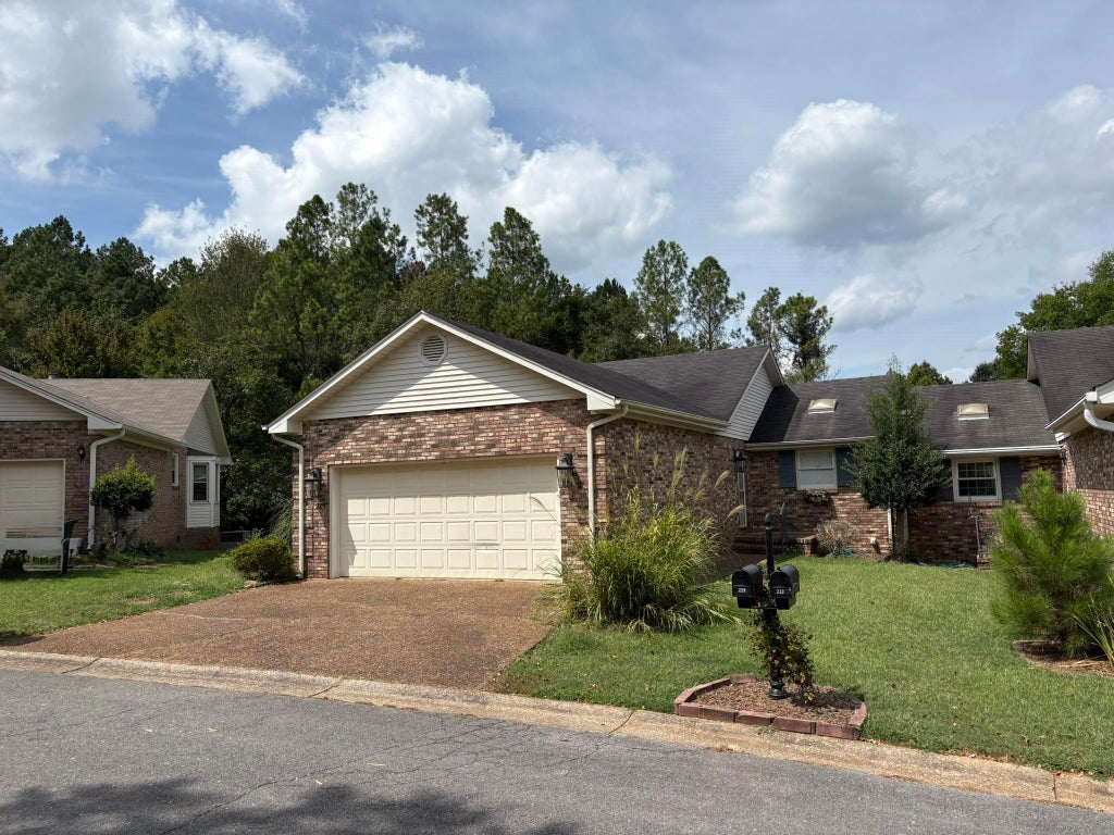 Photo of 229 Hillsboro Cir, Florence, AL 35630 (MLS # 531118)
