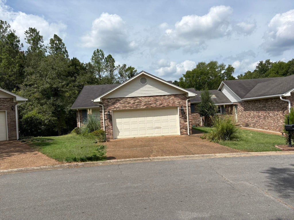 Photo of 229 Hillsboro Cir, Florence, AL 35630 (MLS # 531118)