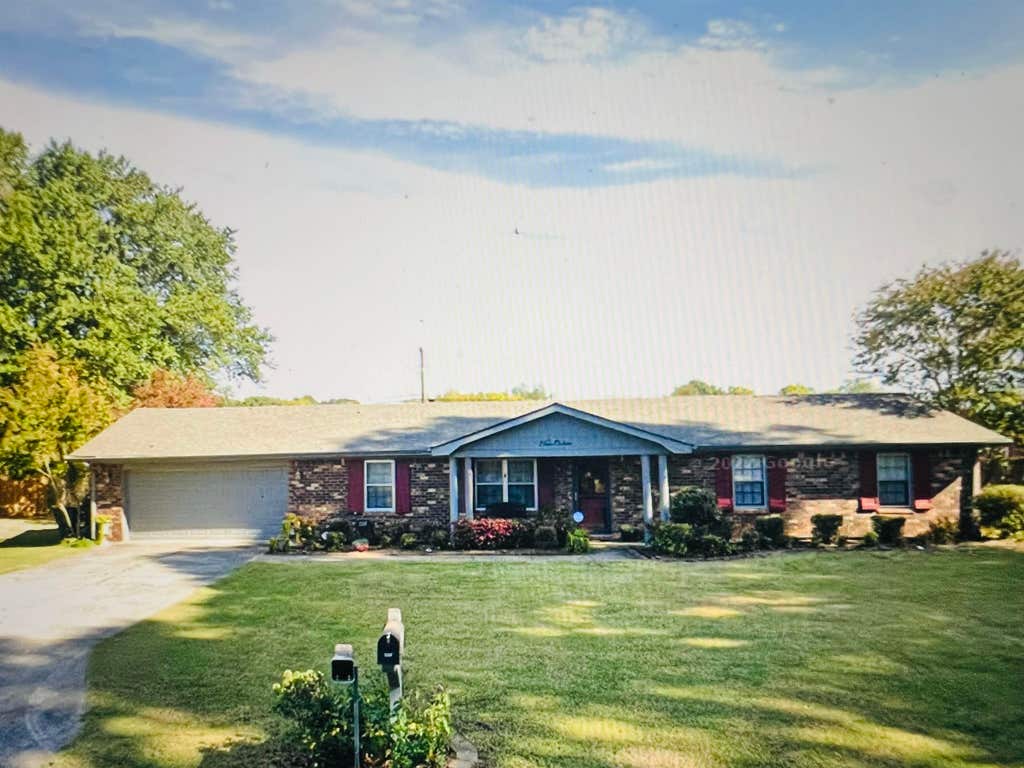 Photo of 1107 Hillendale Dr, Tuscumbia, AL 35674 (MLS # 530185)
