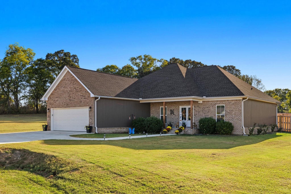 Photo of 200 Skyview Cir, Muscle Shoals, AL 35661 (MLS # 531678)