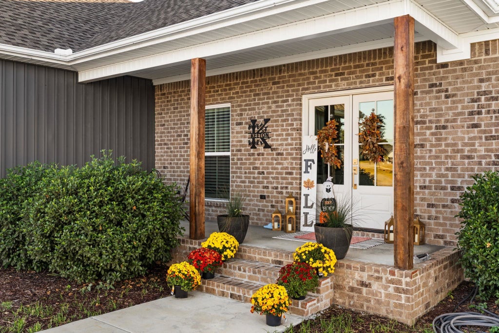 Photo of 200 Skyview Cir, Muscle Shoals, AL 35661 (MLS # 531678)