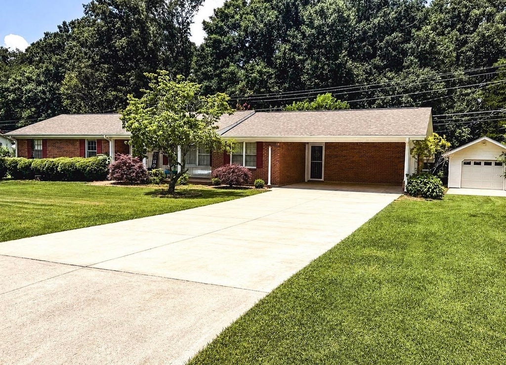 Photo of 302 Maple St, Tuscumbia, AL 35674 (MLS # 529756)