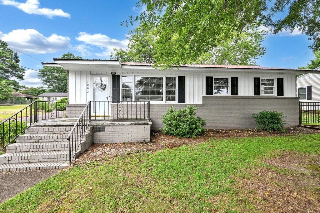 Photo of 1002 Nunnelly Ave SW, Cullman, AL 35055 (MLS # 530012)