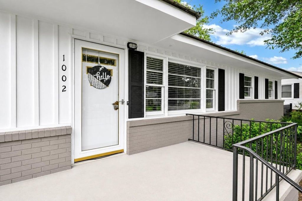 Photo of 1002 Nunnelly Ave SW, Cullman, AL 35055 (MLS # 530012)