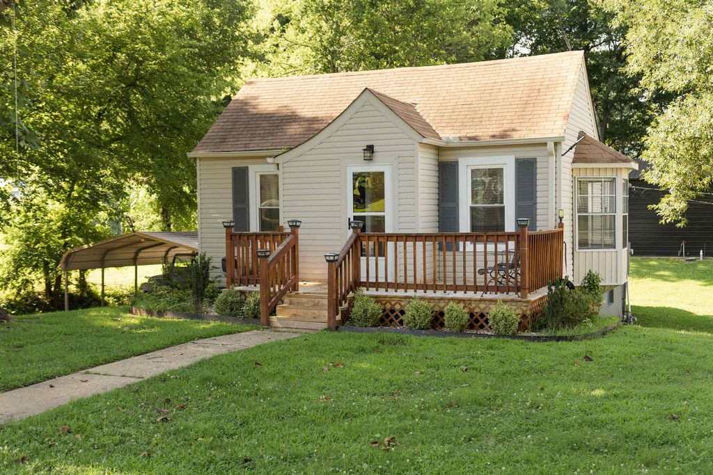 Photo of 417 Burgess St, Russellville, AL 35653 (MLS # 529963)
