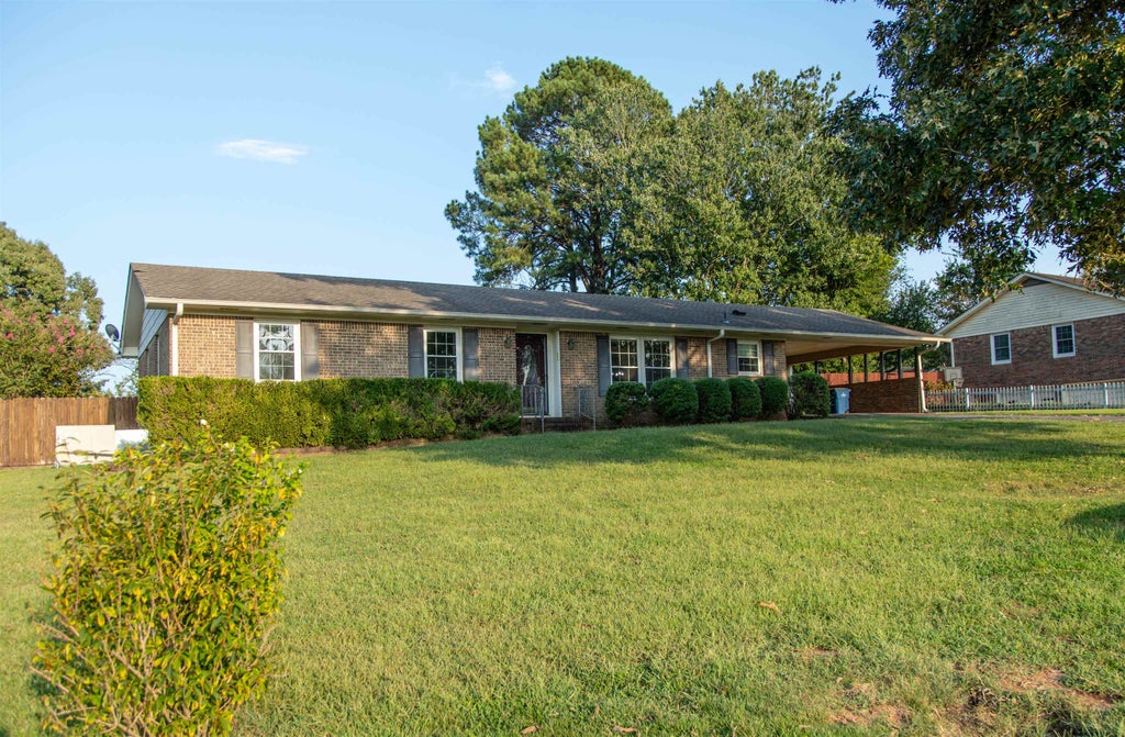 Photo of 113 Chaparral Dr, Florence, AL 35630 (MLS # 531152)