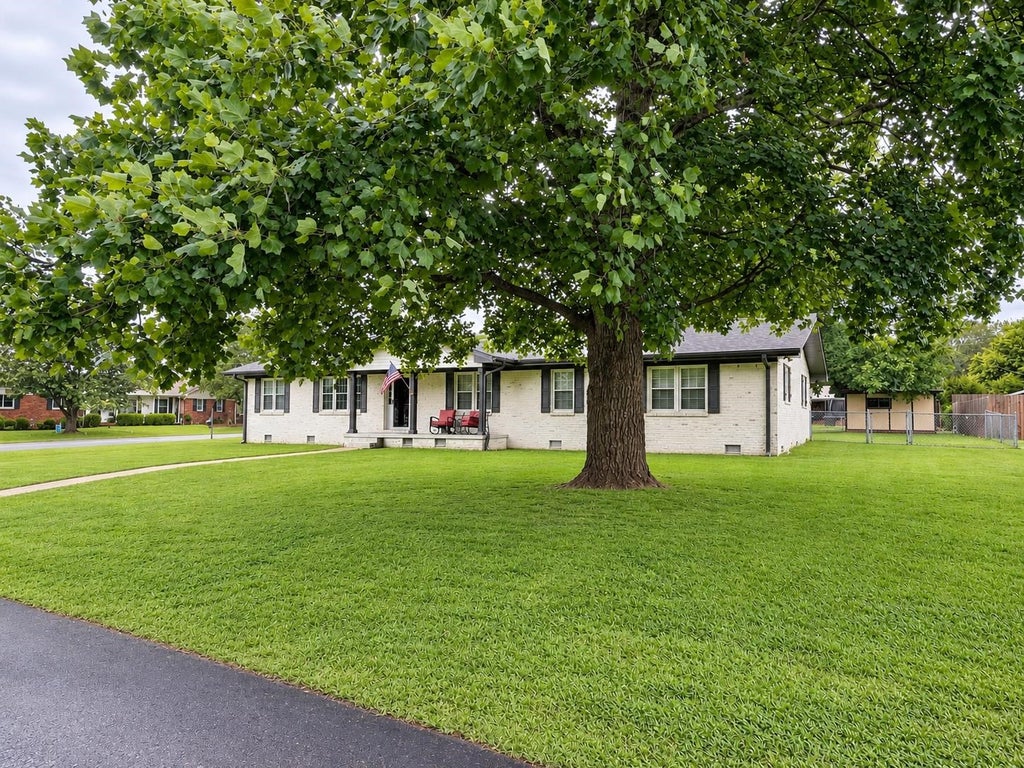 Photo of 1918 Crescent Dr, Muscle Shoals, AL 35661 (MLS # 531667)