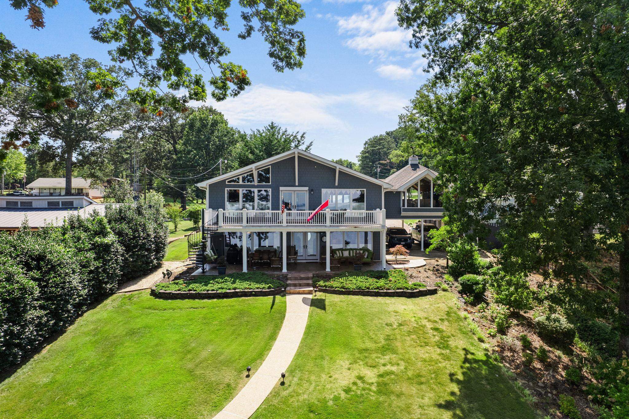 268 Lakeshore Dr S