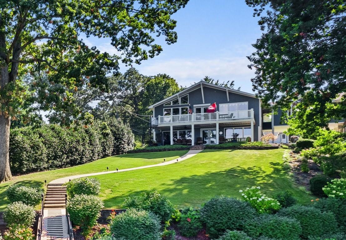 268 Lakeshore Dr S