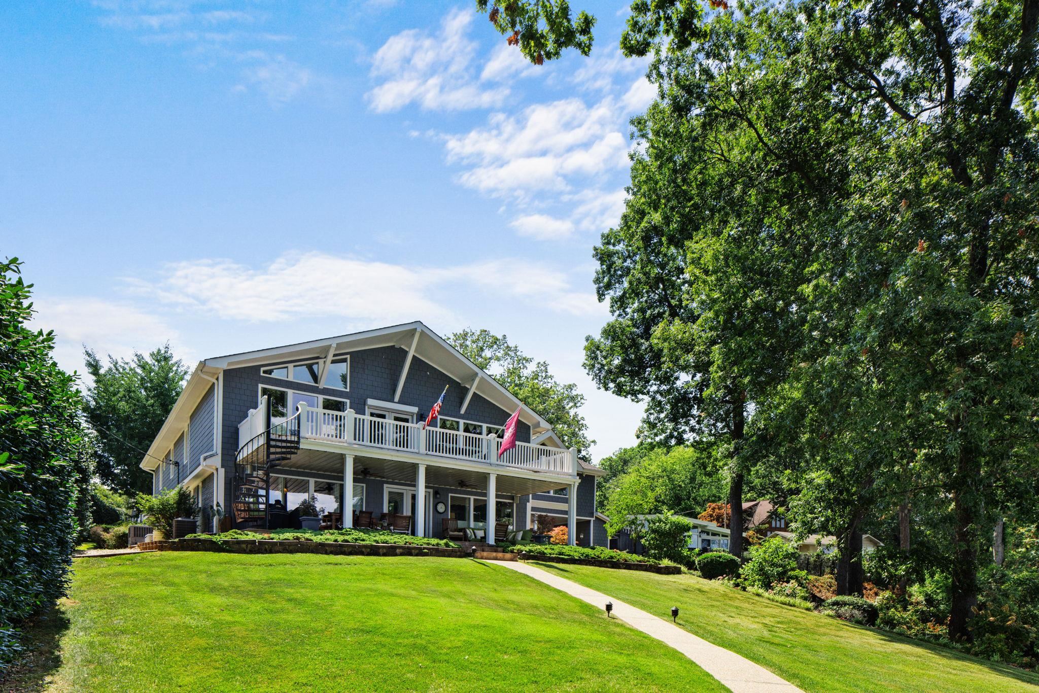 268 Lakeshore Dr S