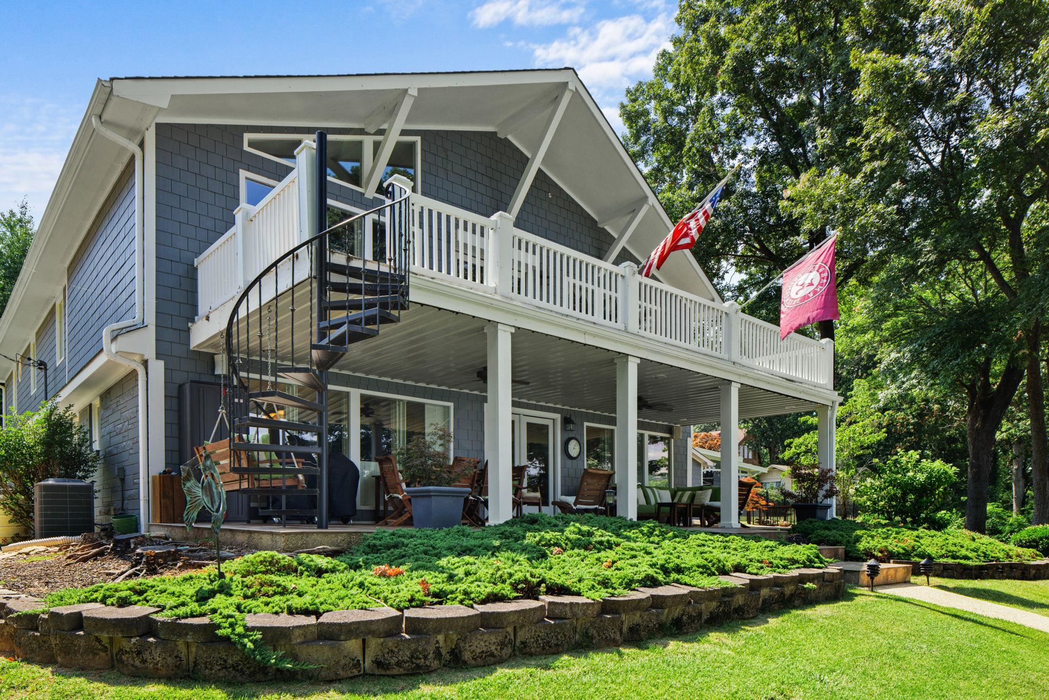 268 Lakeshore Dr S