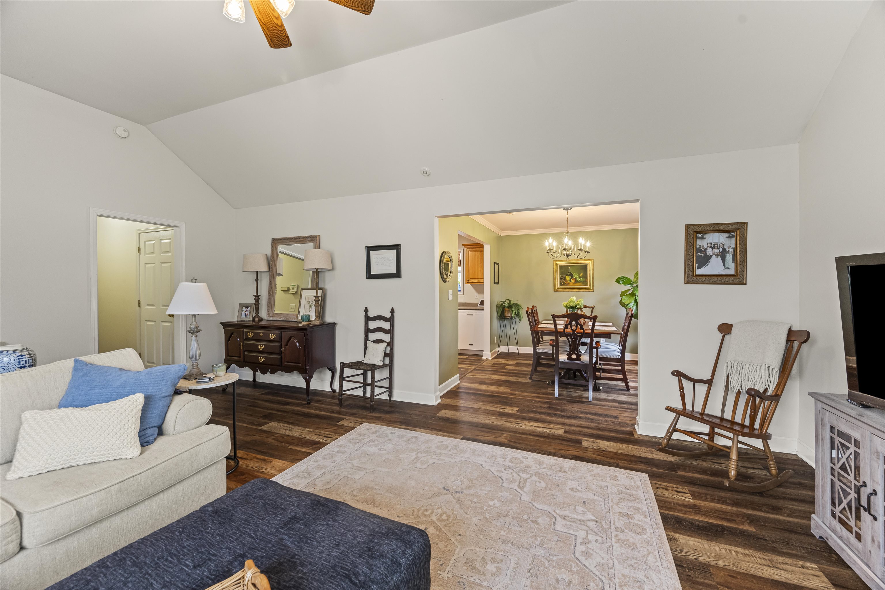210 Mayfair Ln