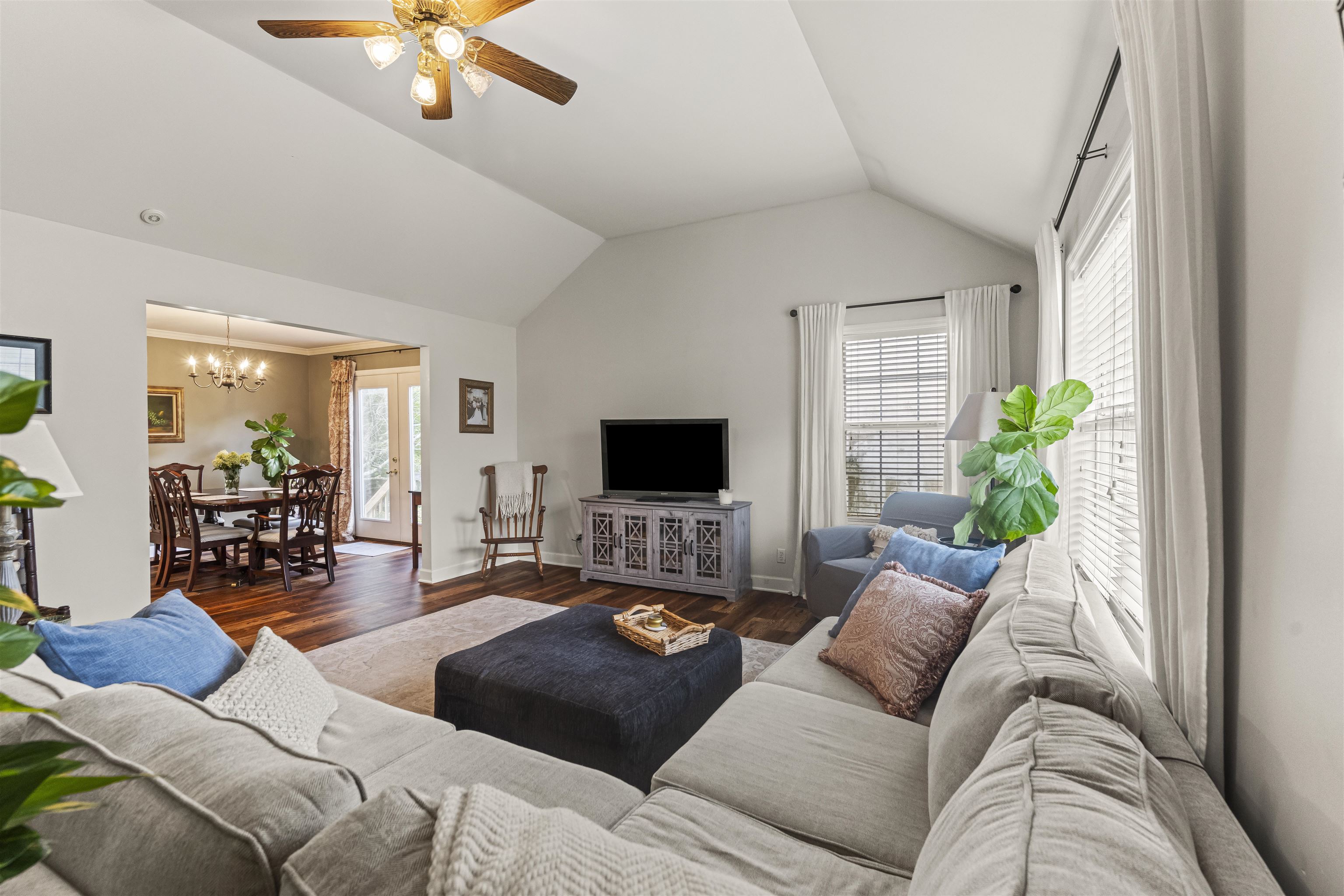 210 Mayfair Ln