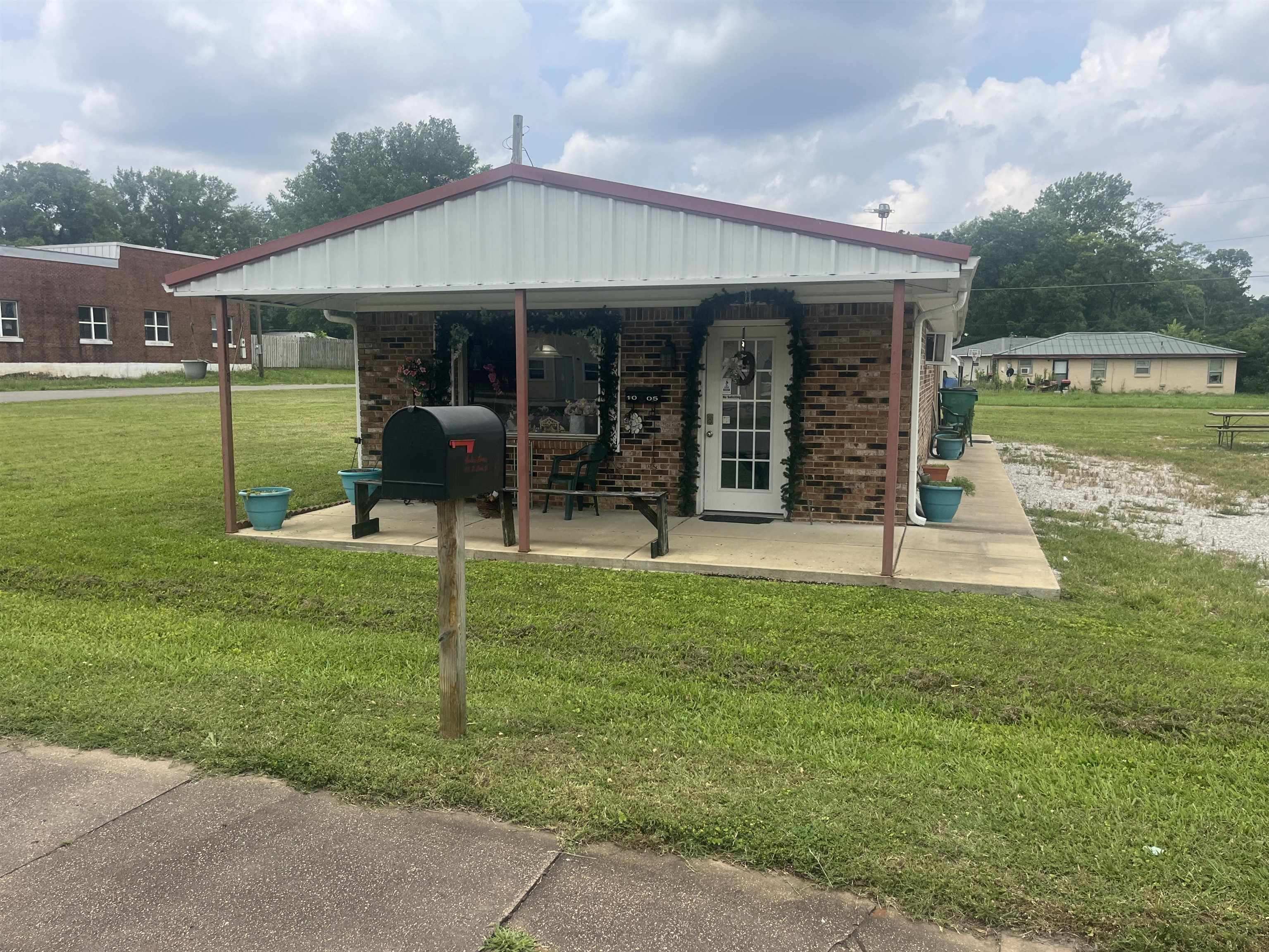 Photo 1 of 2 — 1005 N Main St, Tuscumbia, AL 35674