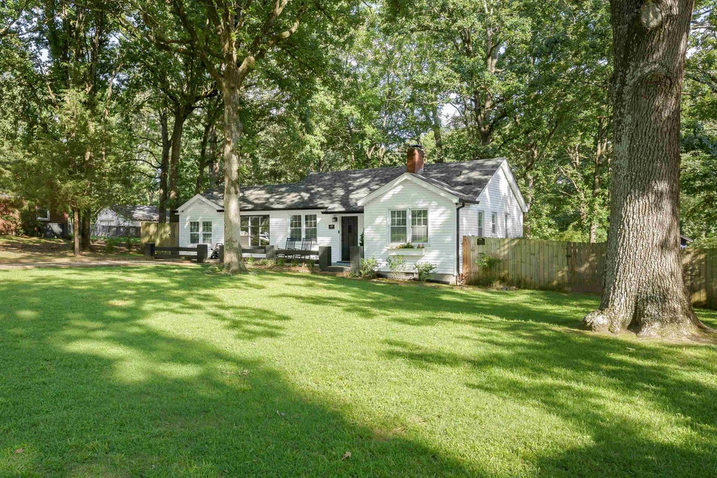 Photo of 129 W Duncan Ave, Florence, AL 35630 (MLS # 529578)