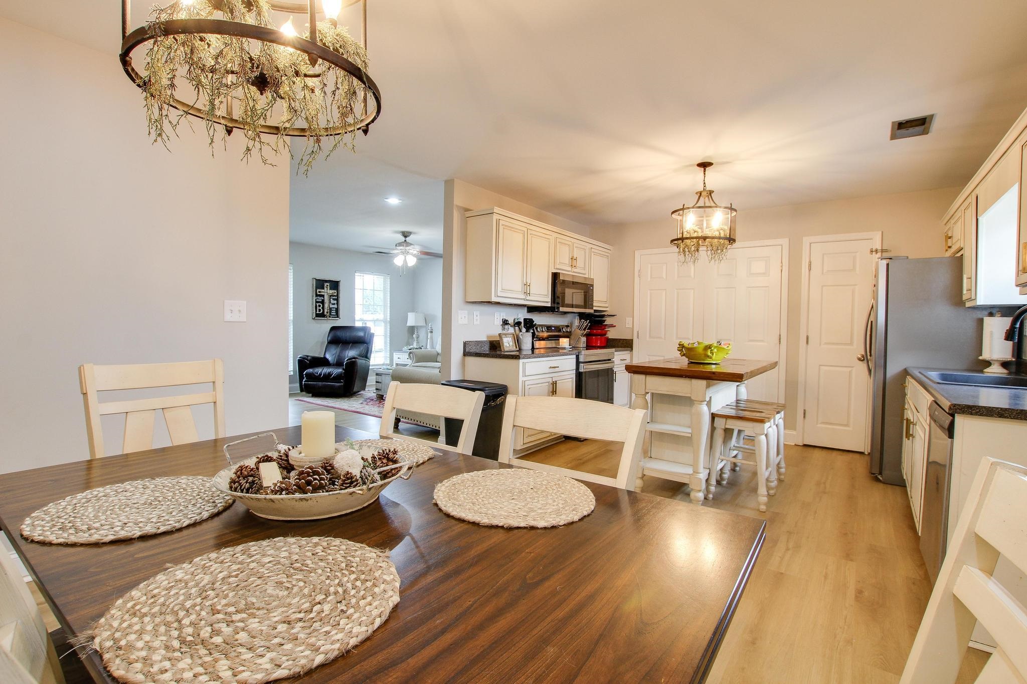 218 White Oak Cir