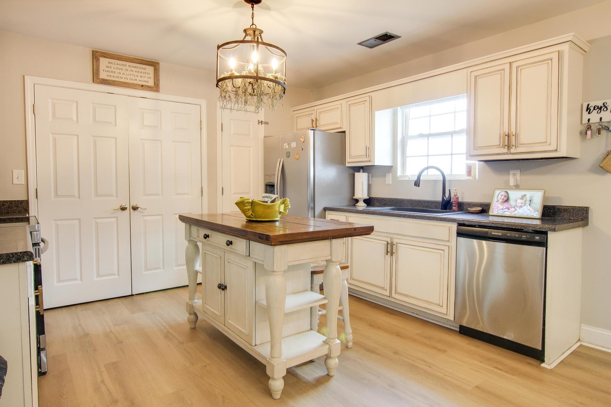 218 White Oak Cir