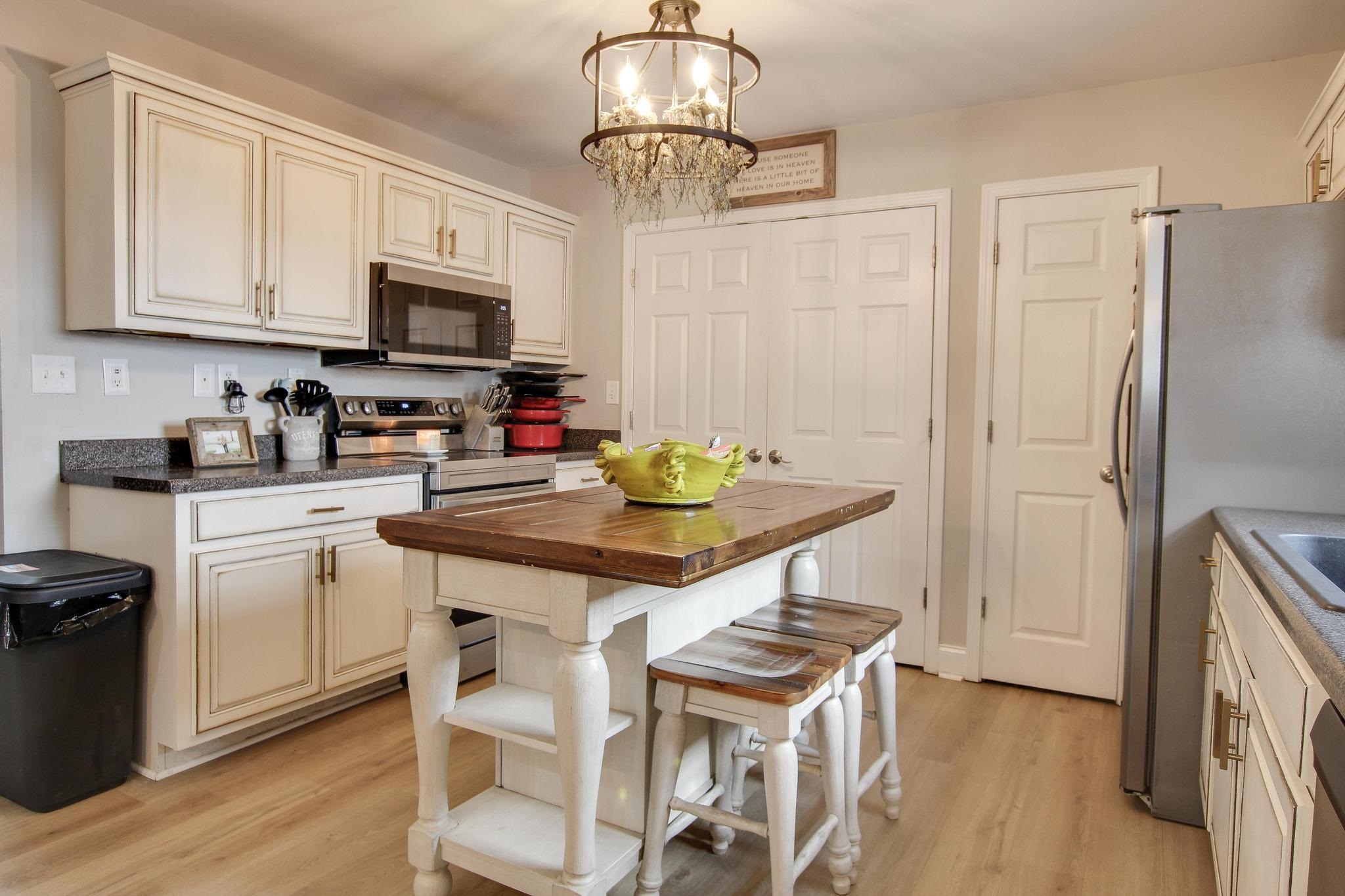 218 White Oak Cir