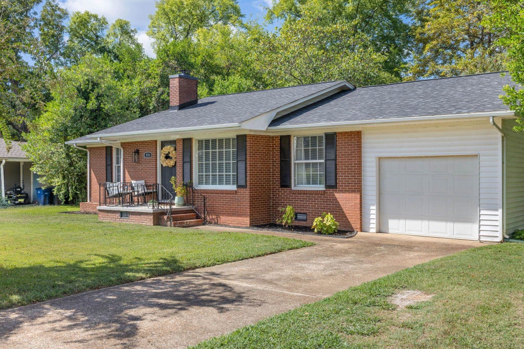Photo of 326 Columbus Ave, Florence, AL 35630 (MLS # 531472)