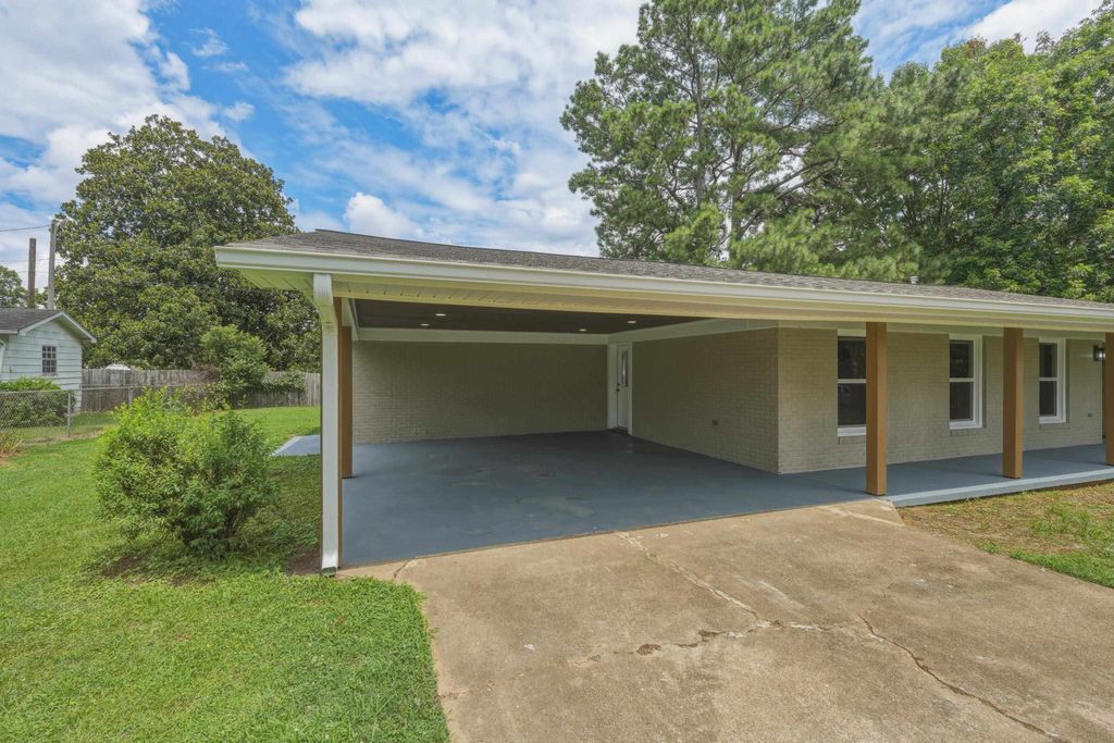 Photo of 317 Columbus Ave, Florence, AL 35630 (MLS # 530085)