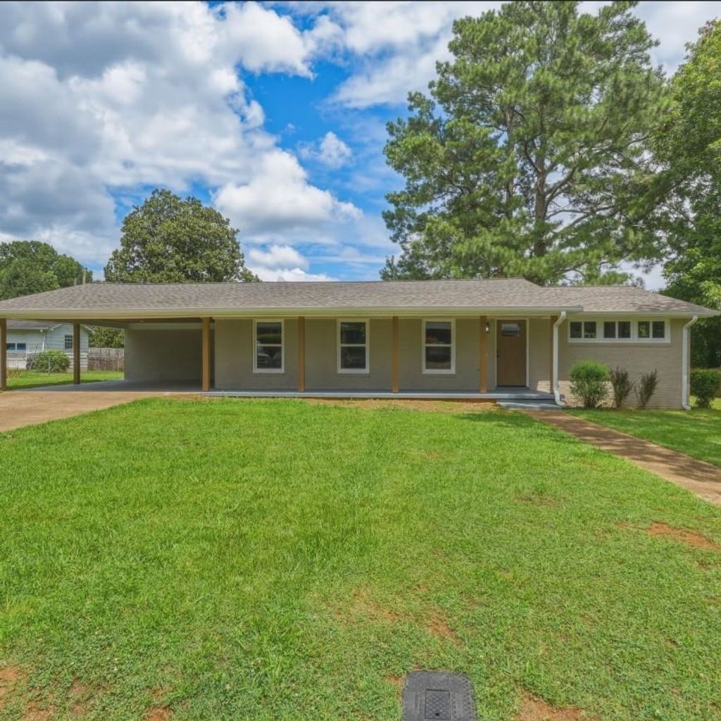 Photo of 317 Columbus Ave, Florence, AL 35630 (MLS # 530085)