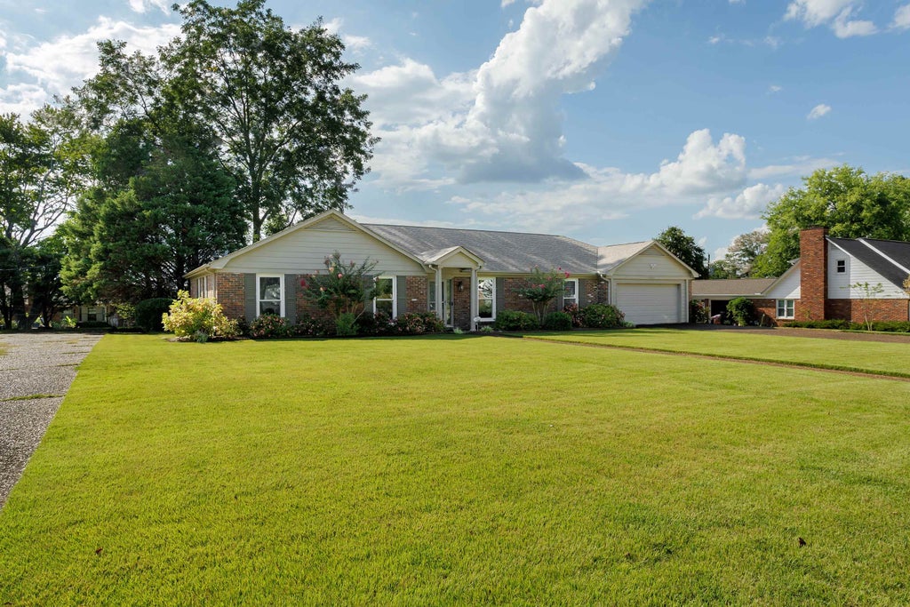 Photo of 2213 Finley Dr, Florence, AL 35630 (MLS # 531348)