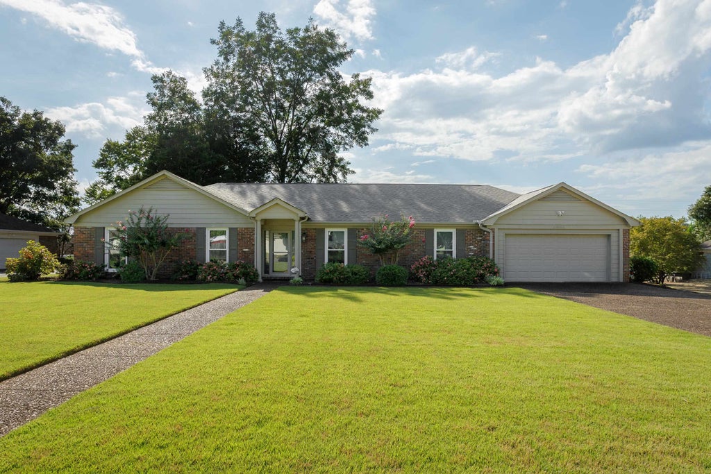 Photo of 2213 Finley Dr, Florence, AL 35630 (MLS # 531348)