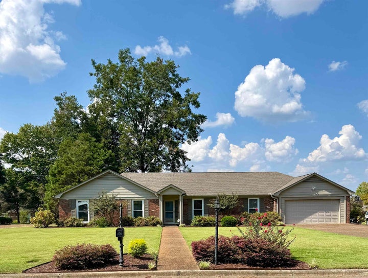 Photo 1 of 38 — 2213 Finley Dr, Florence, AL 35630