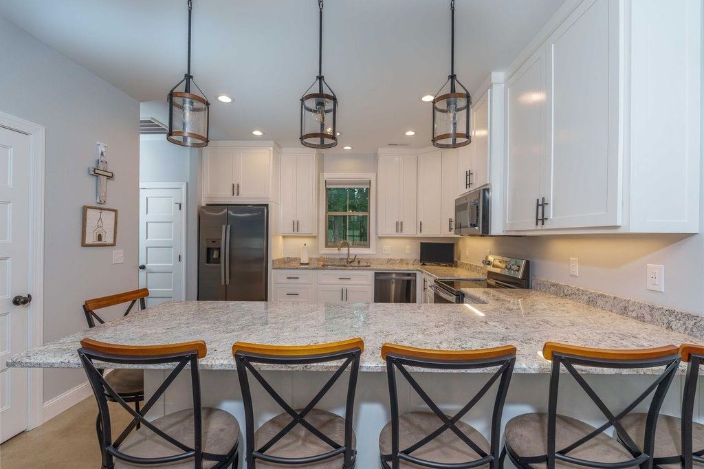 Photo of 1096 Raintree Dr, Tuscumbia, AL 35674 (MLS # 530175)