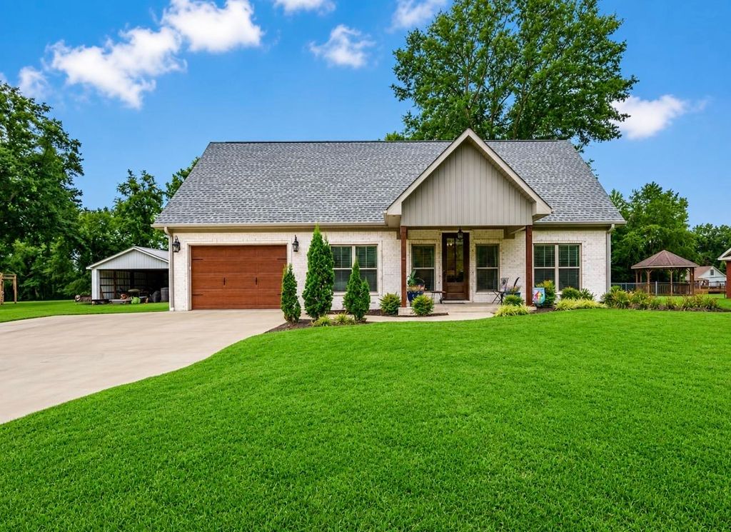 Photo of 1096 Raintree Dr, Tuscumbia, AL 35674 (MLS # 530175)