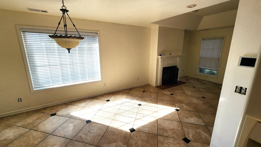 Photo of 319 Lincoln Ave, Muscle Shoals, AL 35661 (MLS # 531773)