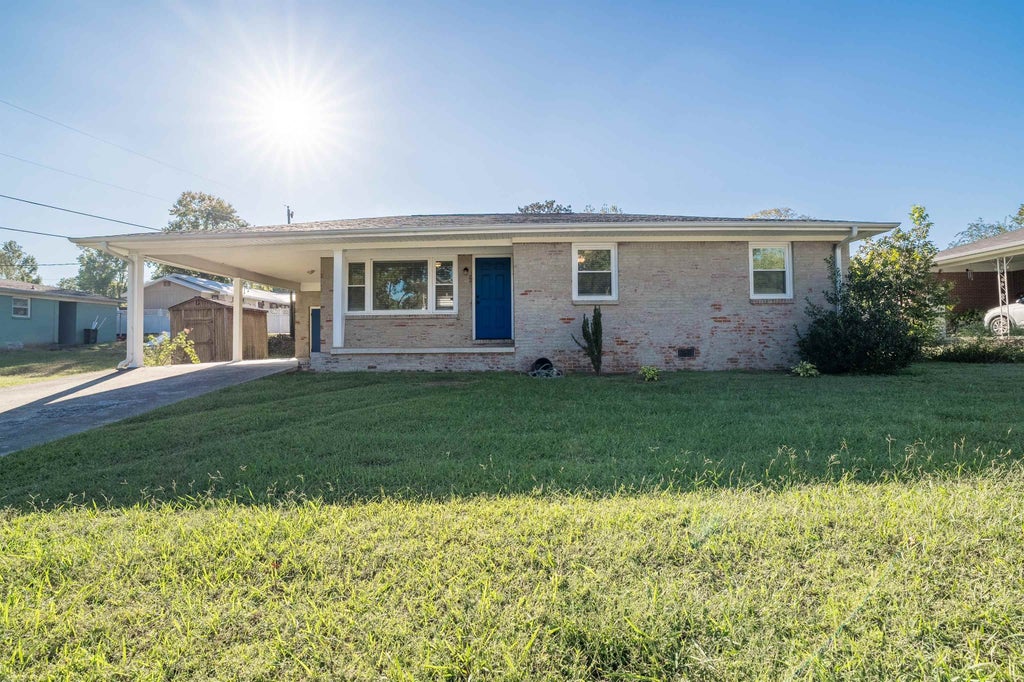 Photo of 1211 Ave B, Cullman, AL 35055 (MLS # 531747)